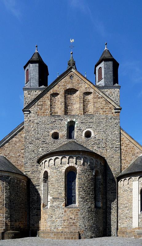 057 Aussenansicht von Mittelschiff und Haupaltar.jpg